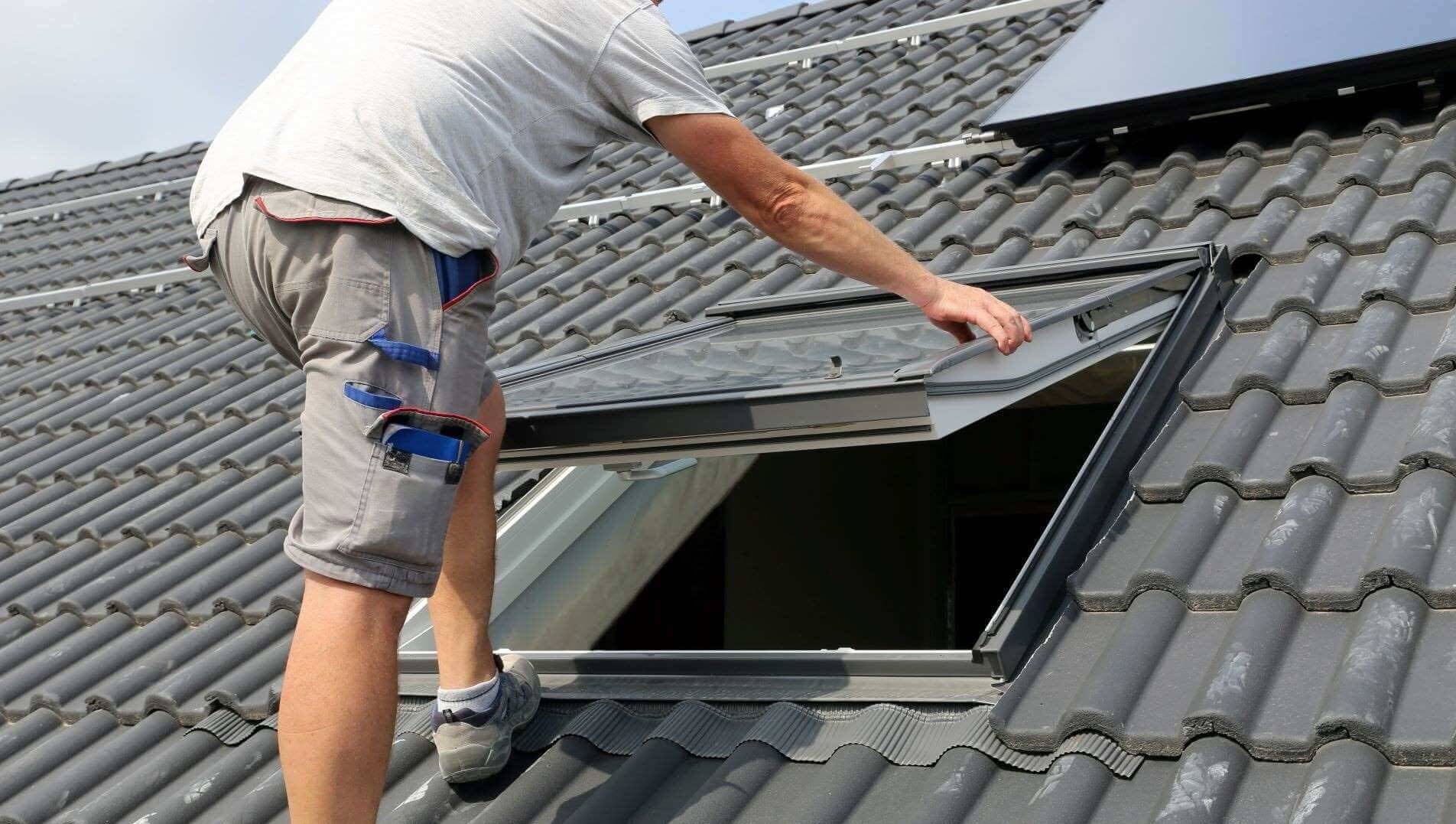 Pose de fenêtre de toit et velux